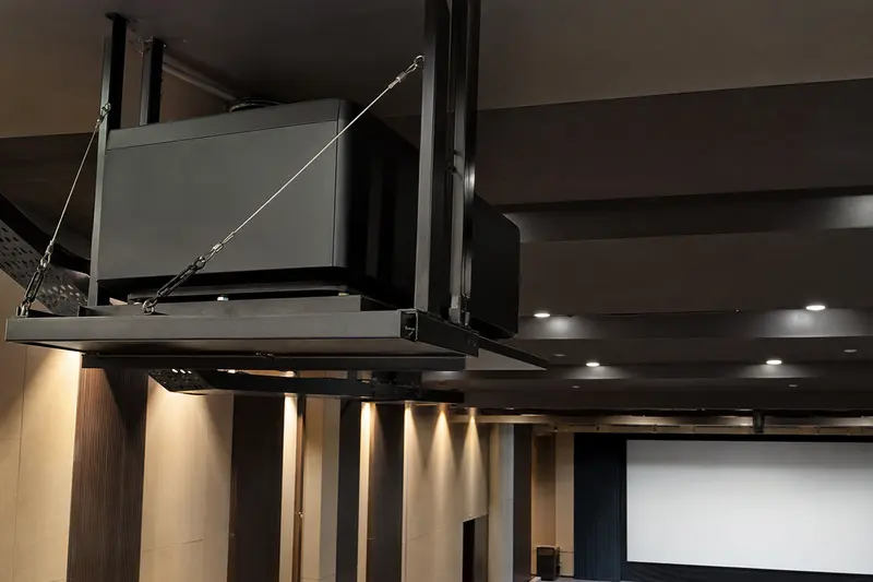 Featureless high-output projector uses a structural cradle and two safety cables.