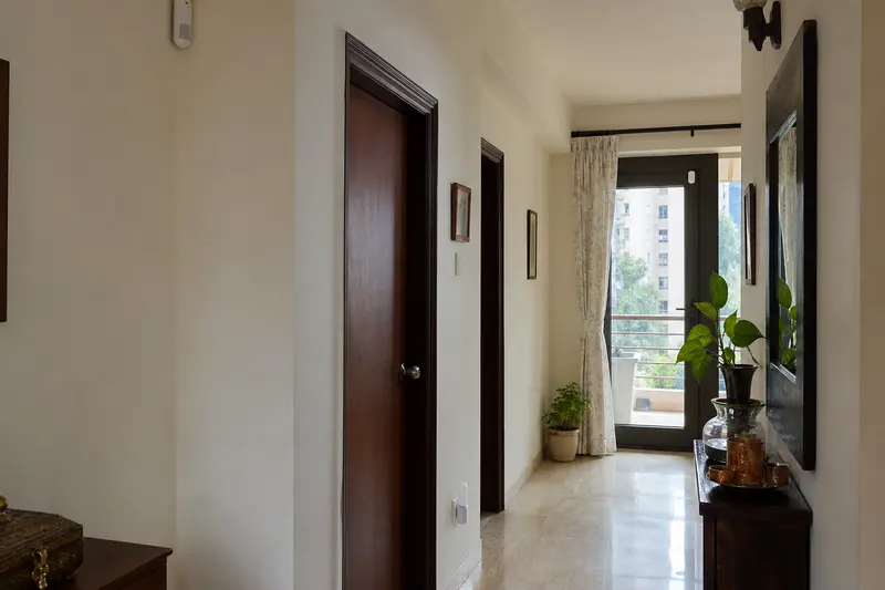 Apartment corridor combines wireless motion, door-contact and repeater devices.