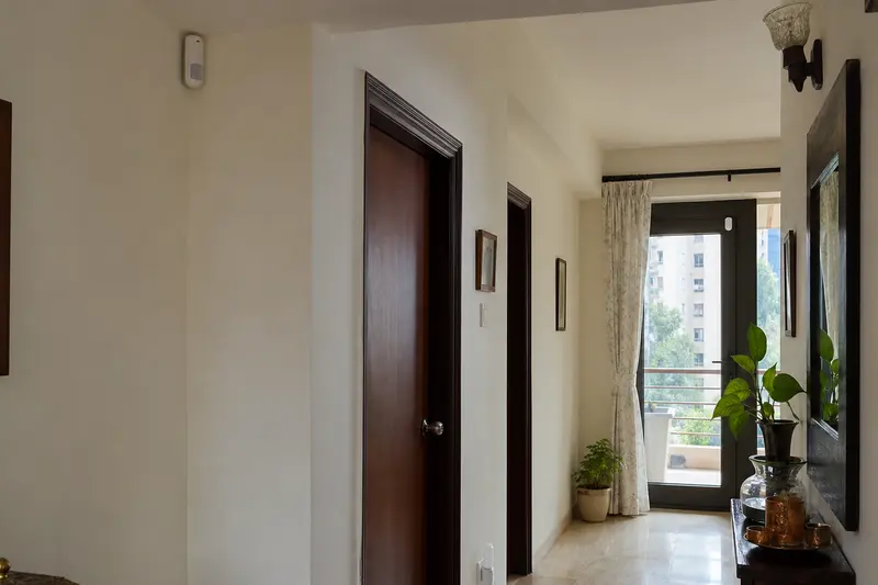Apartment corridor combines wireless motion, door-contact and repeater devices.