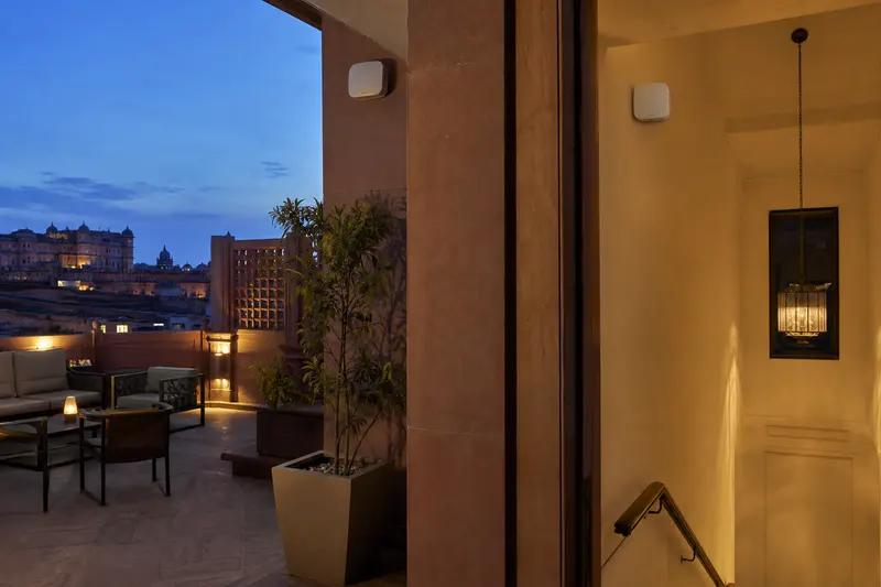 Indoor-outdoor rooftop Wi-Fi transition across thick masonry.